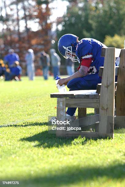 Dejected Jogador De Futebol - Fotografias de stock e mais imagens de Atleta de reserva - Atleta de reserva, Ferido, Futebol Americano