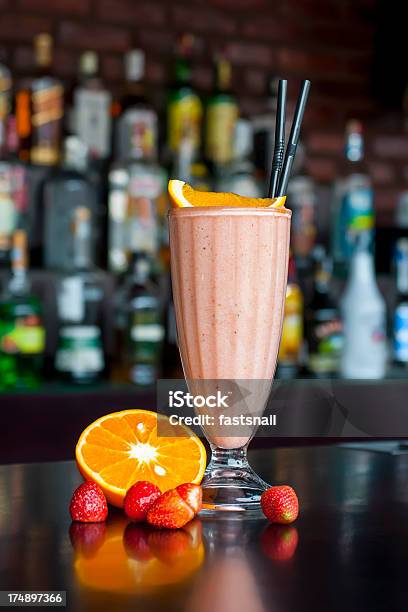 Analcolico Frappè Alla Fragola Cocktail Sul Tavolo Classico Black Bar - Fotografie stock e altre immagini di Arancia