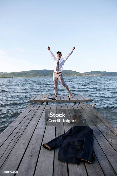 Photo libre de droit de Homme Sur Un Ponton En Plein Air banque d'images et plus d'images libres de droit de Activités de week-end - Activités de week-end, Adulte, Affaires