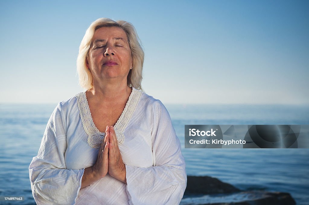 Старшие женщины, Медитировать - Стоковые фото 50-59 лет роялти-фри