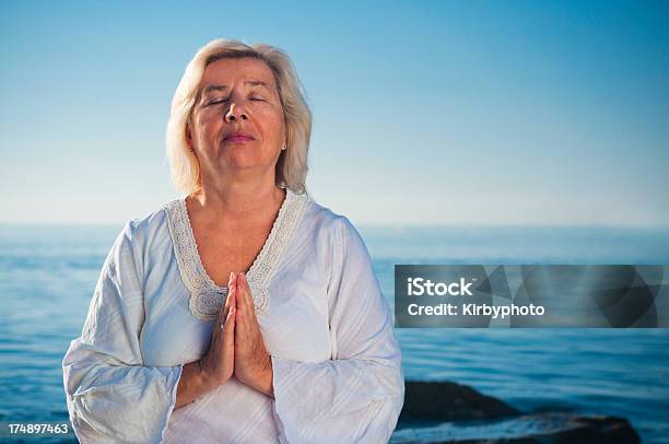 Старшие Женщины Медитировать — стоковые фотографии и другие картинки 50-59 лет - 50-59 лет, 60-69 лет, Активный пенсионер