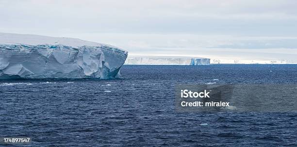 浮き板状 Icebergs で南極大陸 - 人里離れたのストックフォトや画像を多数ご用意 - 人里離れた, 全景, 写真