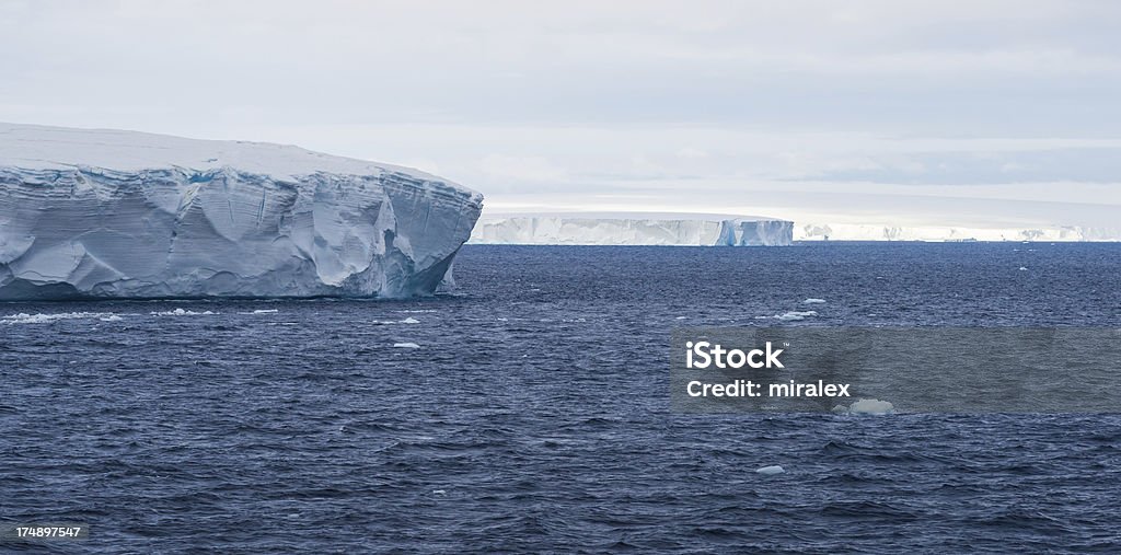 Плавучий табличном Icebergs в Антарктике - Стоковые фото Айсберг - ледовое образовании роялти-фри
