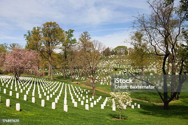 Foto de Cemitério Nacional De Arlington e mais fotos de stock de Cemitério Nacional de Arlington - Cemitério Nacional de Arlington, Arlington - Virgínia, Bandeira Norte-Americana