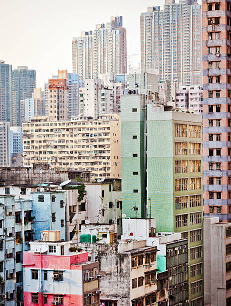 arquitectura en hong kong, china - too small architecture in a row apartment fotografías e imágenes de stock