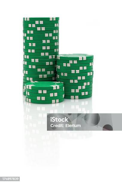 Chips De Póquer Foto de stock y más banco de imágenes de Ficha de apuestas - Ficha de apuestas, Fondo blanco, Montón