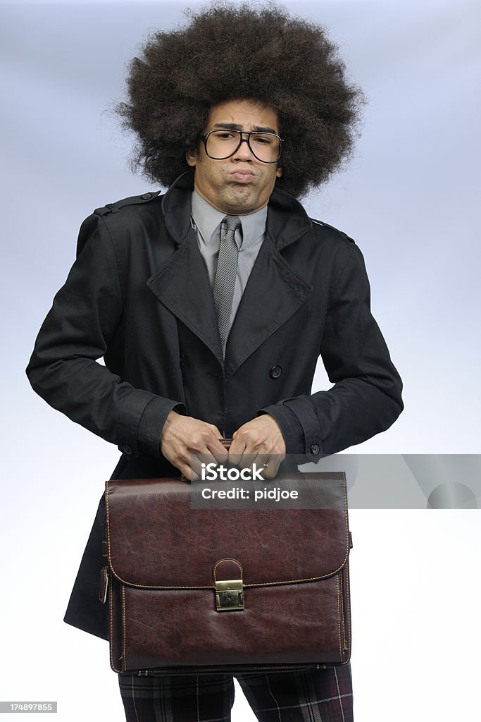 Empresario sostiene cuero maletín orejetas y viento - Foto de stock de Adulto libre de derechos