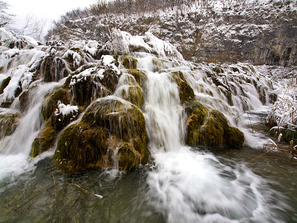 cascades - plitvice lakes national park croatia winter sparse - fotografias e filmes do acervo