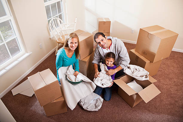 família movendo caixas de embalagem - indoors family sc0589 full length imagens e fotografias de stock