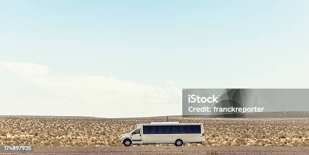 Autocarro Americano Na Rota 66eua - Fotografias de stock e mais imagens de Caravana - Caravana, Deserto, Vista Lateral