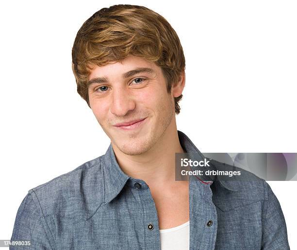 Lächelnd Junger Mann Porträt Von Stockfoto und mehr Bilder von 20-24 Jahre - 20-24 Jahre, 25-29 Jahre, Blau