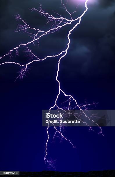 Lightning Foto de stock y más banco de imágenes de Relámpagos - Relámpagos, Rosa - Color, Ambiente atmosférico