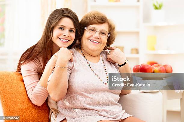 Foto de Duas Belas Mulheres e mais fotos de stock de 20 Anos - 20 Anos, 70 anos, Abraçar