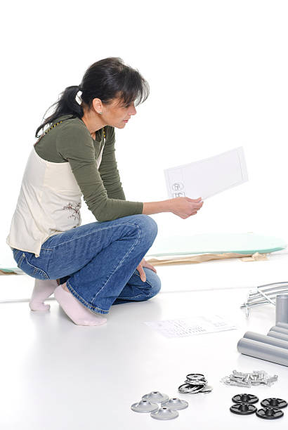mulher lendo um manual - screw sitting on floor building activity working - fotografias e filmes do acervo