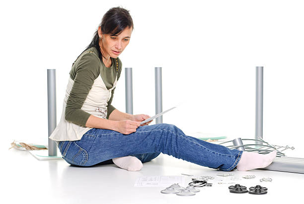 mulher com móveis de construção - screw sitting on floor building activity working - fotografias e filmes do acervo