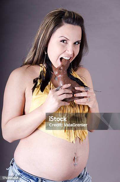 Forte Donna Incinta Holding Cioccolato Coniglietto Di Pasqua - Fotografie stock e altre immagini di Cioccolato