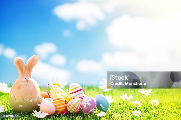 Ostern Häschen Und Ostereier Auf Wiese Mit Bewölkten Himmel Hintergrund Stockfoto und mehr Bilder von Ostern