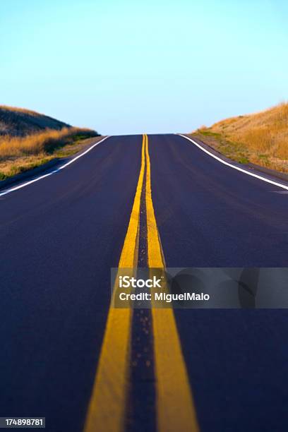 Ruta De Foto de stock y más banco de imágenes de Aire libre - Aire libre, Aislado, Arbusto