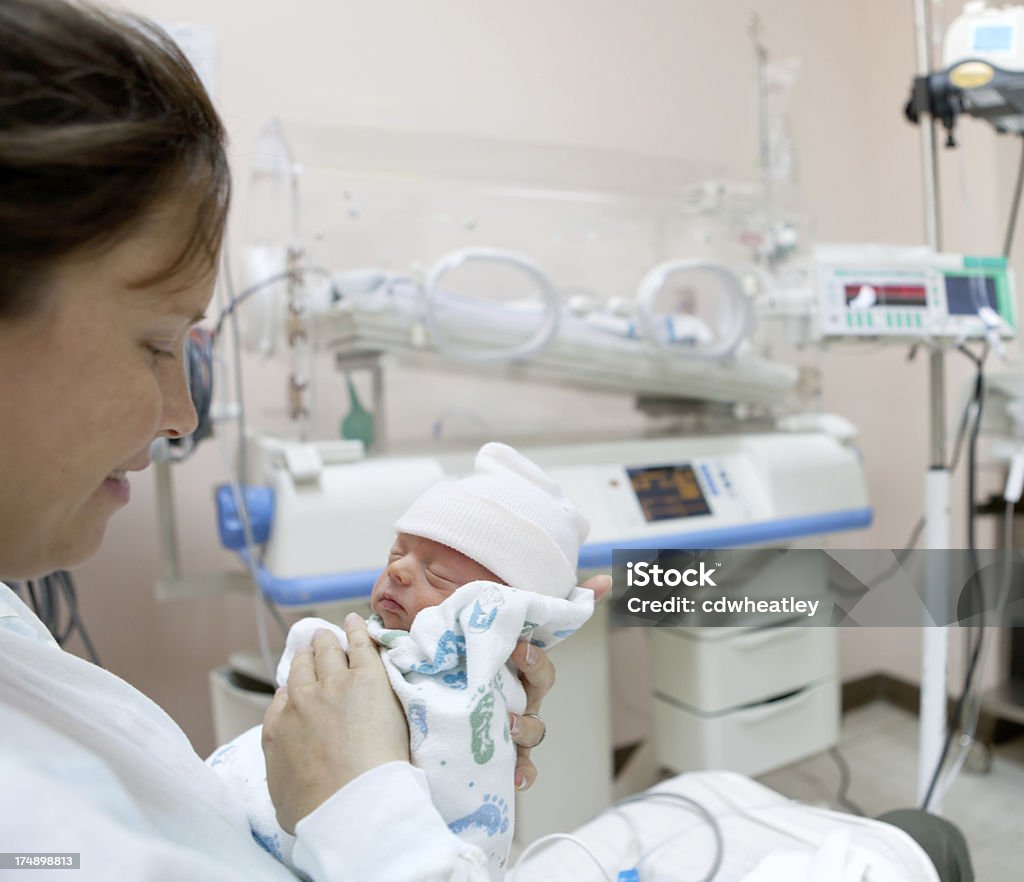 Madre che tiene un neonato prematuro in ospedale - Foto stock royalty-free di Incubatrice