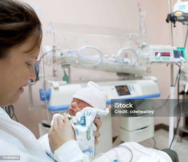 Madre Che Tiene Un Neonato Prematuro In Ospedale - Fotografie stock e altre immagini di Incubatrice - Incubatrice, Bebé, Unità di Terapia Intensiva Neonatale