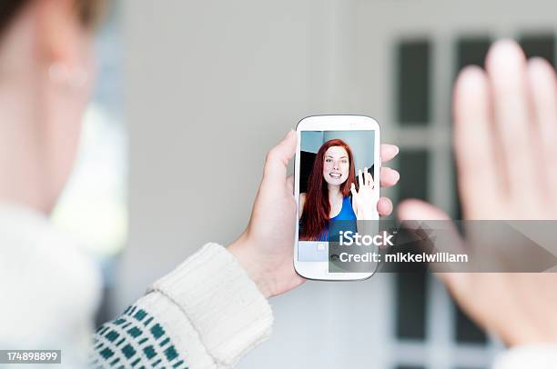 Videochiama E Flusso Dal Vivo Su Uno Smart Phone - Fotografie stock e altre immagini di Fermo immagine - Effetti fotografici - Fermo immagine - Effetti fotografici, Telefono, Parlare