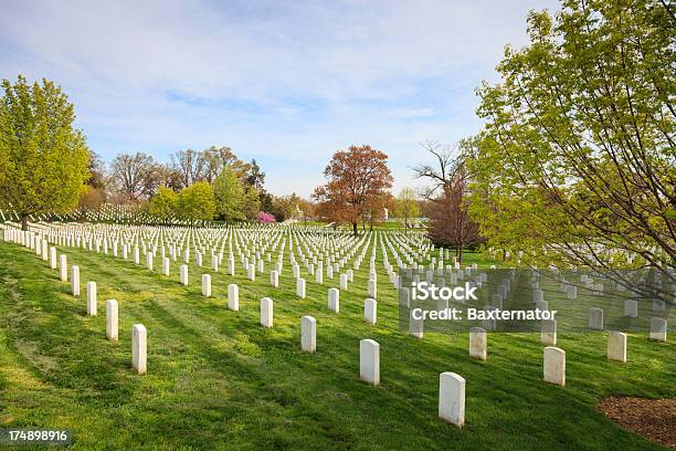 Narodowy Cmentarz W Arlington - zdjęcia stockowe i więcej obrazów Narodowy Cmentarz w Arlington - Narodowy Cmentarz w Arlington, Amerykańska flaga, Arlington - Stan Wirginia