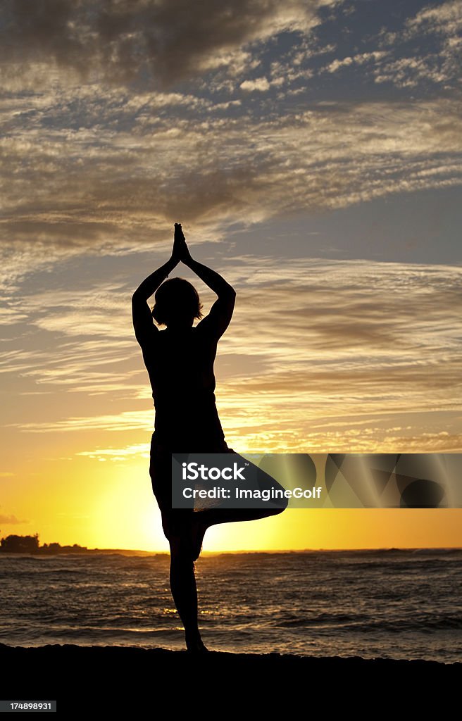 Silhouette de femme, faire du Yoga - Photo de Adulte libre de droits