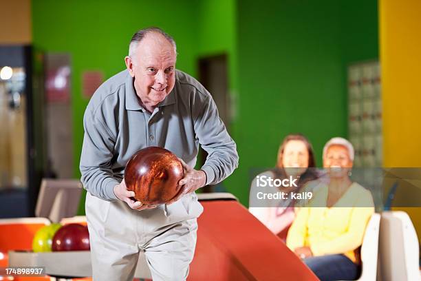 Senior Hombre Bolos Foto de stock y más banco de imágenes de Bolos americanos - Deporte de equipo - Bolos americanos - Deporte de equipo, Tercera edad, Bolera