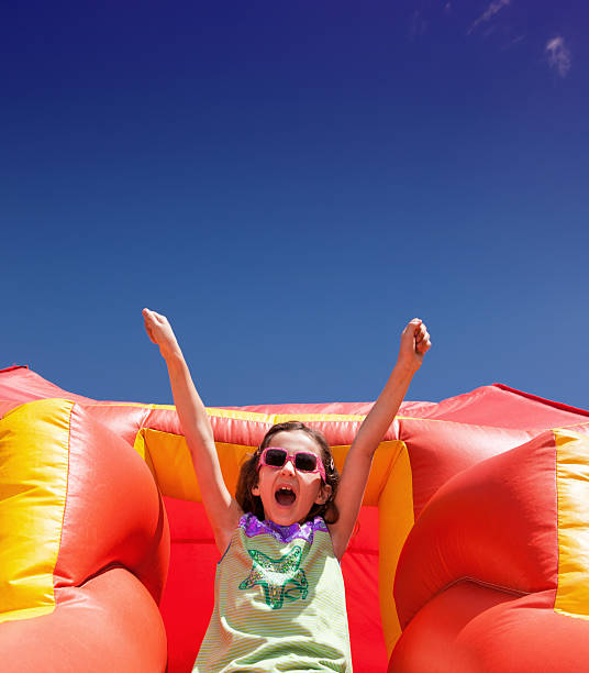 activités en plein air - inflatable slide sliding child photos et images de collection