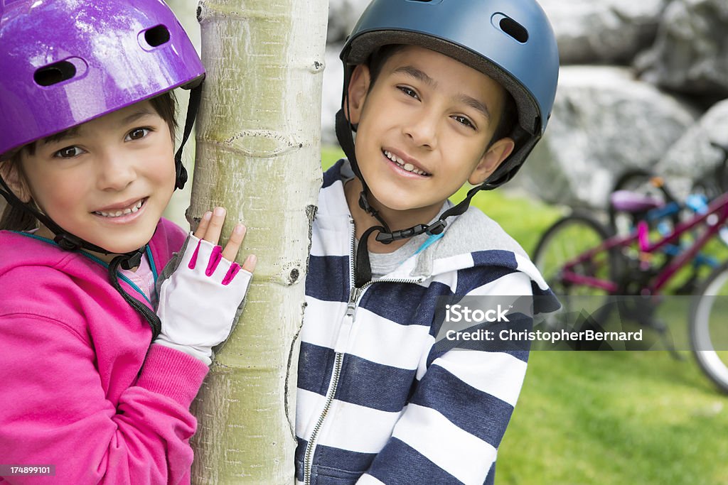 Young boy and girl bicyling juntos - Foto de stock de 6-7 años libre de derechos