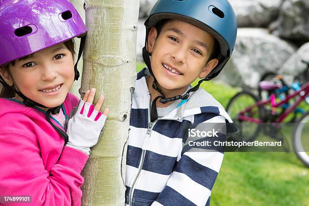 Młody Chłopiec I Dziewczynka Bicyling Razem - zdjęcia stockowe i więcej obrazów 6-7 lat - 6-7 lat, 8 - 9 lat, Aktywny tryb życia