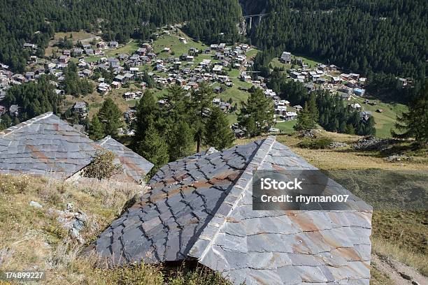 Alpes Suizos Sobre Zermatt Foto de stock y más banco de imágenes de Acantilado - Acantilado, Aire libre, Aldea