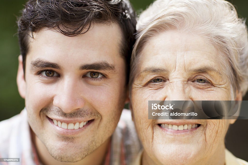 Primer plano de joven nieto con su abuela - Foto de stock de 20 a 29 años libre de derechos