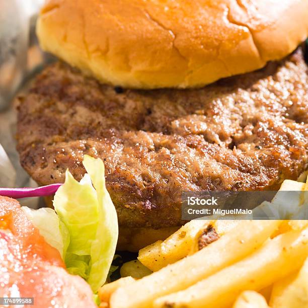 Hamburger - Fotografie stock e altre immagini di Ambientazione interna - Ambientazione interna, Carne, Cena