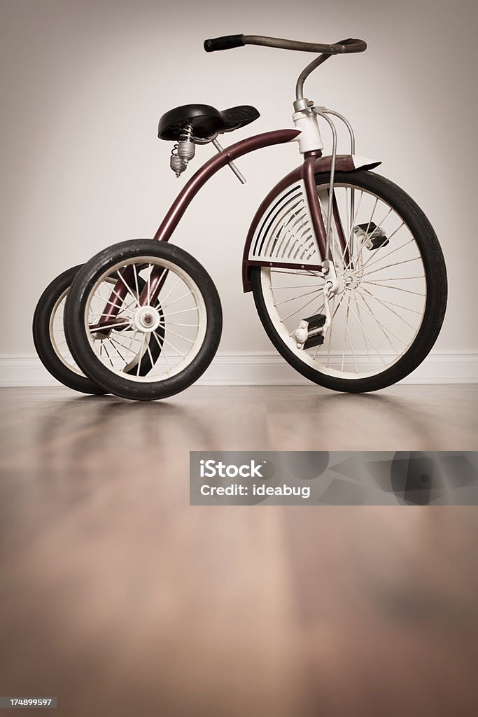 Bambino rosso Vintage & bianco triciclo, con spazio di copia - Foto stock royalty-free di Ambientazione interna