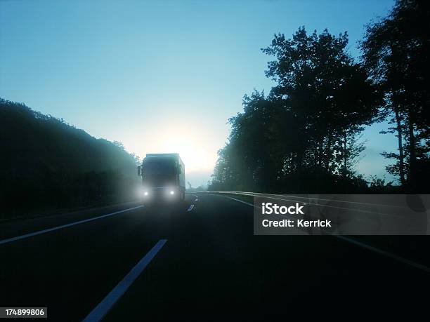 Truck In Kalten Morgen Auf Dem Highway Stockfoto und mehr Bilder von Baum - Baum, Blau, Deutschland