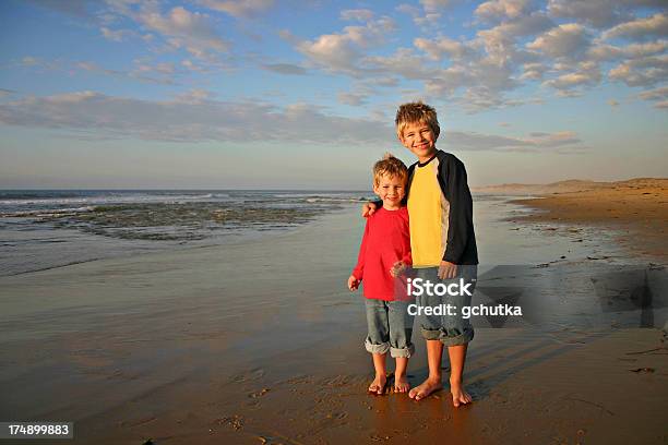 Jungen Auf Dem Strand Stockfoto und mehr Bilder von 4-5 Jahre - 4-5 Jahre, 6-7 Jahre, Bruder