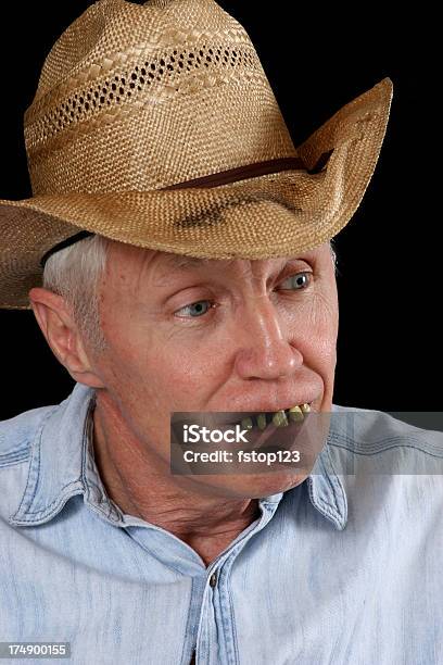 Mann In Alten Hut Und Schlechte Zähne Stockfoto und mehr Bilder von Achtlos - Achtlos, Blau, Blaue Augen