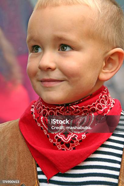 Sto Cowboy - Fotografie stock e altre immagini di Bandana - Accessorio personale - Bandana - Accessorio personale, Rosso, Bambino