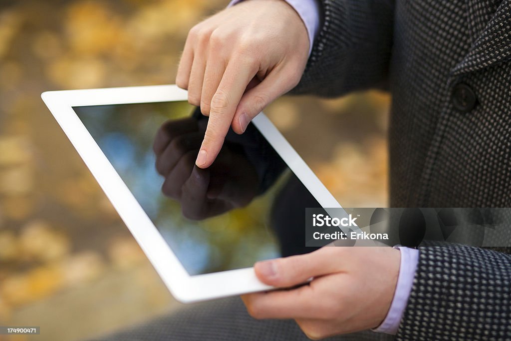 Homme d'affaires à l'aide de Tablette numérique - Photo de Automne libre de droits