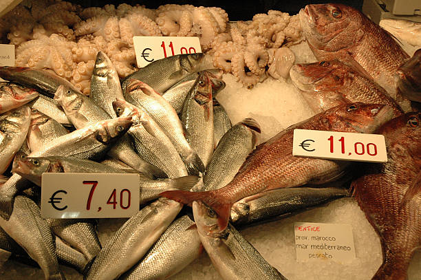 Pescados frescos en el mercado de Rialto en Venecia, Italia - foto de stock