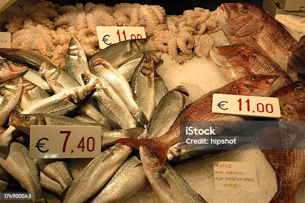 Peixe Fresco No Mercado De Rialto Em Veneza Itália - Fotografias de stock e mais imagens de Calamar