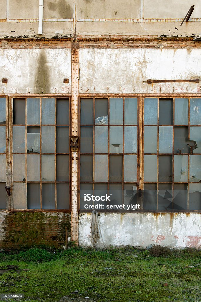 Antiga fábrica abandonada edifício - Foto de stock de Abandonado royalty-free