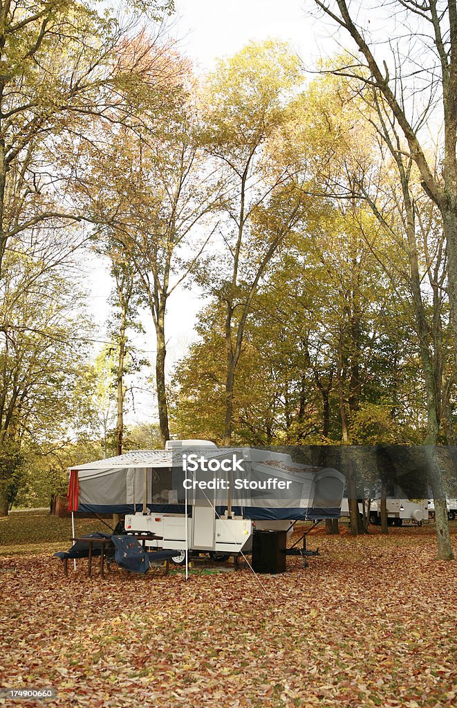 Emergente de tráiler campamento en el otoño - Foto de stock de Camping libre de derechos