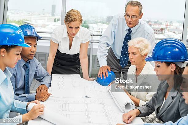 Foto de Grupo De Arquitetos Trabalhando Em Um Projeto e mais fotos de stock de 30 Anos - 30 Anos, Adulto, Adulto de idade mediana