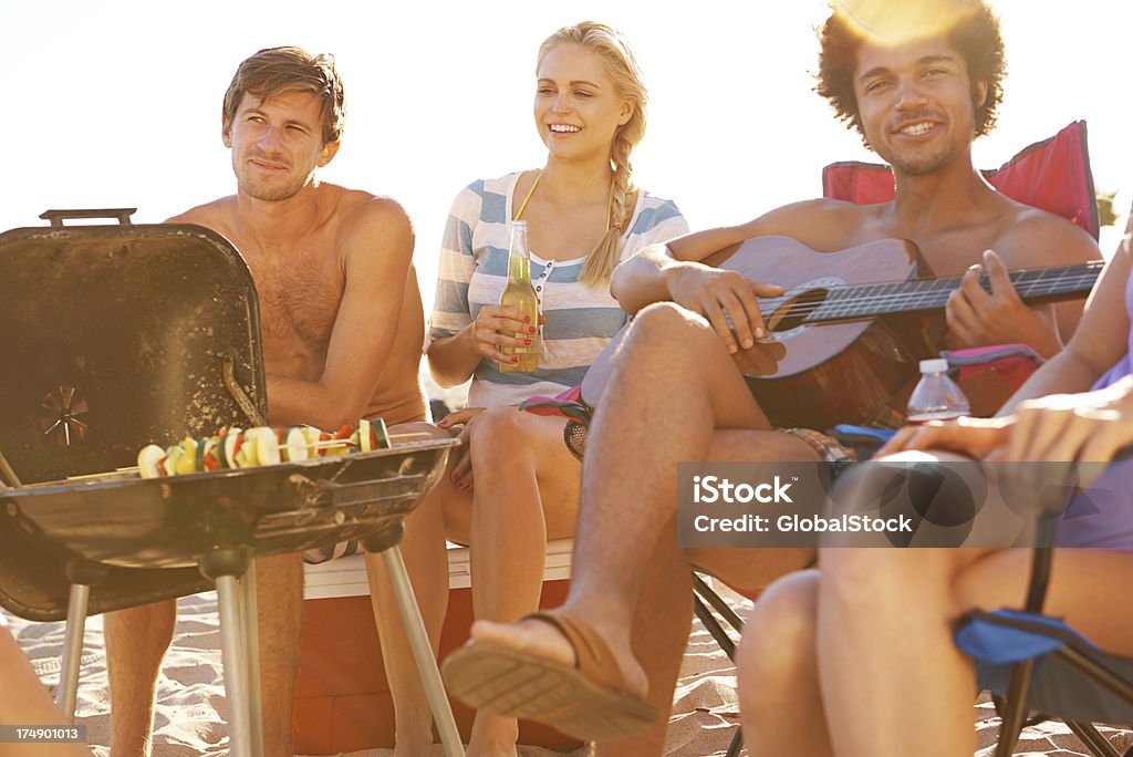 Barbecue gli amici - Foto stock royalty-free di Adulto