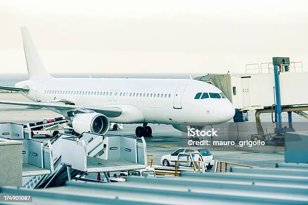 Самолет В Аэропорту — стоковые фотографии и другие картинки Автостоянка - Автостоянка, Асфальт, Атлантические острова
