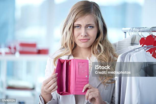 Gasto De Los Fondos Foto de stock y más banco de imágenes de Cartera vacía - Cartera vacía, Mujeres, Cartera