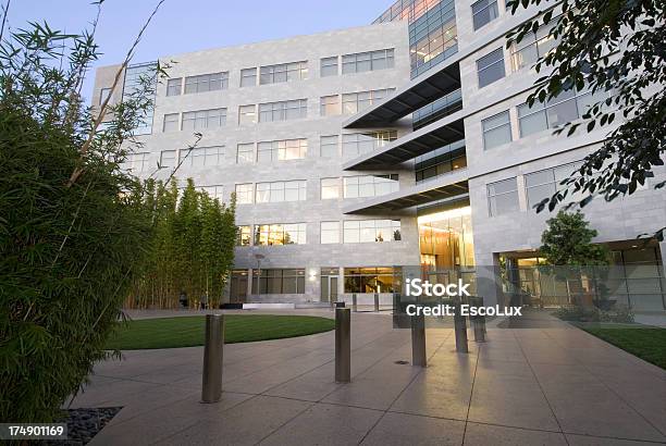 Edificio De Oficinas De Paisaje Foto de stock y más banco de imágenes de Hospital - Hospital, Arquitectura exterior, Sector de la construcción