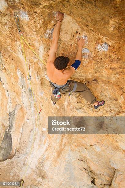 Maschio Rockclimber - Fotografie stock e altre immagini di Alpinismo - Alpinismo, Ambientazione esterna, Arrampicata su roccia